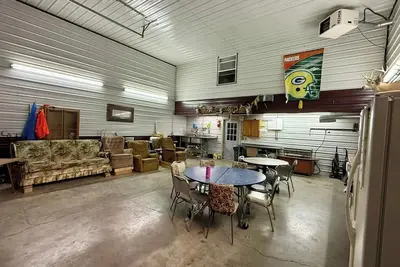 Image de Perfect 4-bedroom building. Perfect for your next hunting or fishing adventure.