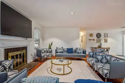 Image de Cozy 4-Br Retreat with Private backyard: Gazebo & Grill