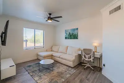 Beautiful 3br/2ba - Pool & Gym