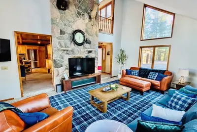 Image de 5k+ Sq Ft Waterfront Retreat; Sleeps 23–28+; Pool, Arcade, Beach, Kayak & More