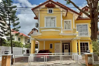 Image de Baan Pakinee, vintage colonieal villa w/ minimal decoration, nice & wide garden.