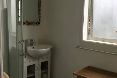 Image de Everso relaxing beach cottage. Perfect for couples. \nMeters from Waiwera Beach.