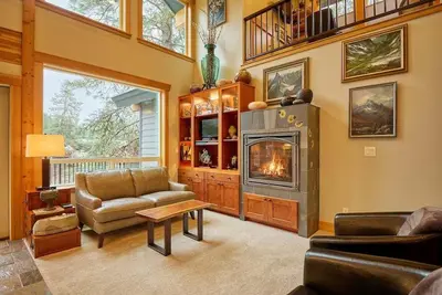 Image de Refined Comfort, Riverfront Calm