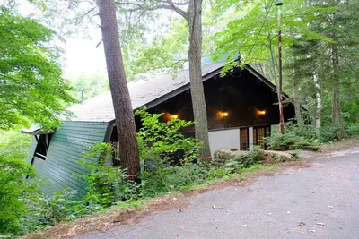 Image de The view of the lake and snow-capped mountains is breathtaking! Limited to one pair per day. A dedicated butler is always on hand to ensure a safe stay. Includes choice of breakfast & 15 min drive to 5 ski resorts!