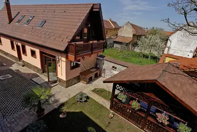 Image de Kürzlich in eine Ferienvilla konvertiertes (2010), umfriedetes Haus aus der Sac by Interhome
