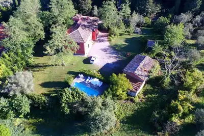 Image de Rustikale Villa mit Swimmingpool in den toskanischen Hügeln by Interhome