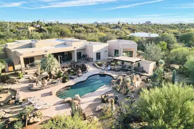 Image de 5bdr Oasis w/ Waterfall Pool, Hot Tub, Desert View | Desert Cascase by AvantStay