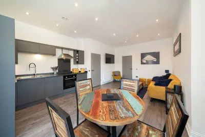 Dockside: Quay Views, City Vibes