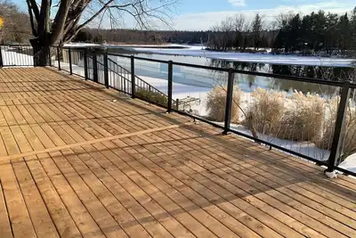 Image de Spacious family Riverfront Cottage with Large Deck, Only Steps from the Water