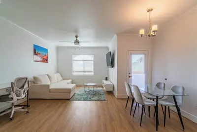 Sunny 2br/2ba Retreat - Pool + Gym + Parking