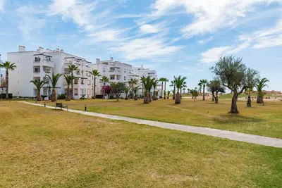 Image de Sun-facing penthouse with pool and stunning golf course views