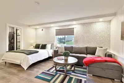 Image de Walk to shuttle Killington studio with fireplace, pool & Ev chargers