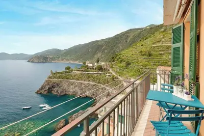 Image de Bienvenue à Oltremare, une belle résidence avec une vue panoramique sur la mer à couper le souffle pour un séjour inoubliable. Idéale pour une escapade romantique, des vacances en famille ou un séjour de détente, Oltremare vous accueillera dans un