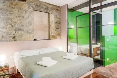 Image de Lo Scrigno di Memè, au cœur de Riomaggiore, est le refuge idéal pour ceux qui veulent s'immerger dans la beauté et la culture de la Ligurie, sans renoncer au confort et à la commodité. Les intérieurs sont spacieux et lumineux, avec des éléments