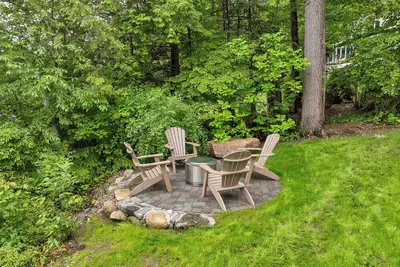 Image de Newly Renovated Luxury Winnipesaukee Waterfront Home in Meredith Sleeps 10