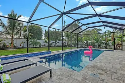 Image de Private Heated Screened-In Pool, 10 Min to Ami, Beach Supplies