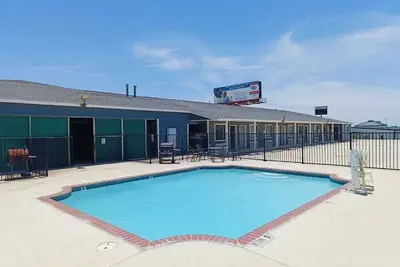 Image de 3 Lodgings | Outdoor Pool and Free Parking | Experience Local Museums