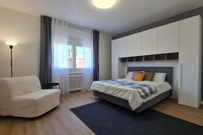 Image de The SpaceWelcome to your ideal retreat for exploring Venice! Located in an elegant and quiet residential neighborhood, this home offers the perfect combination of comfort and convenience. Just a few steps away, you’ll find public transport stops to Ven