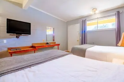 Image de 2 Lodgings | Relaxed 2-Queen Beds Near Museum and Walking Trails + Free Parking