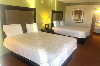 Image de Stylish Budget-Friendly Room 2 Queen Beds Perfect for Road Trips in Whitesboro