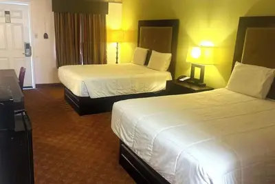 Image de Central Location Near Leonard Park - 2 Rooms with 2 Queen Beds - Pet-Friendly