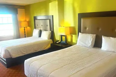 Image de Pet-Friendly 2 Queens Room Near Paige Davidson Studio - Great Location - 3 Rooms