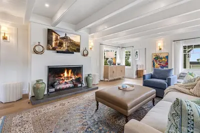 3994 Solbakken - Timeless Home, 4 Blocks to Beach