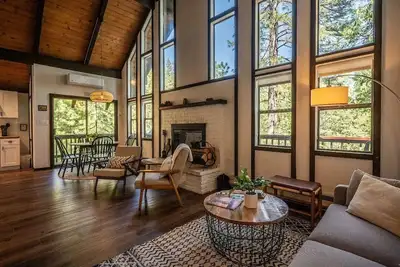 Image de Cozy Mountain Cabin with Hot tub, Fireplace, Near Snow, Bear Valley & Big Trees