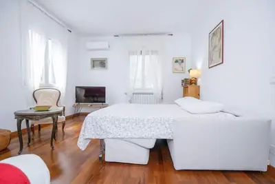Image de The SpaceThe apartment is located on the first floor of a functional building near Venice Mestre train station. The entrance is easily accessible with only a few steps, making it convenient even for elderly guests. Upon entering, a hallway leads you to al