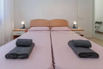 Image de The SpacePractical apartment located just a few steps from the sea. The house’s super strategic location will allow you to fully enjoy everything that Jesolo Lido has to offer. We can accommodate up to 4 people, divided into two bedrooms. The kitchen is e