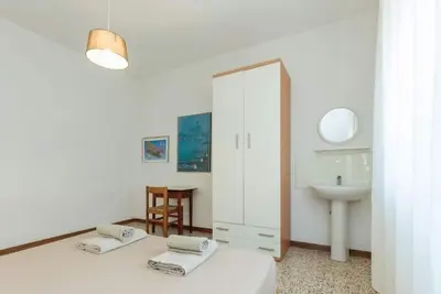 Image de The SpacePractical apartment located just a few steps from the sea. The house’s super strategic location will allow you to fully enjoy everything that Jesolo Lido has to offer. We can accommodate up to 4 people, divided into two bedrooms. The kitchen is e