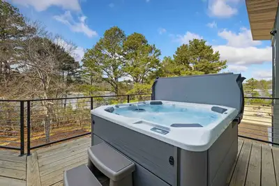 Image de Lakeside Luxe-Lake Access-Hot Tub-Amazing Patio