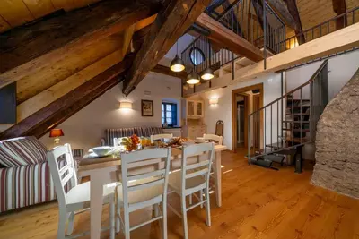 Image de A comfortable 94 square meters apartment, perfect for seven people, located on the second floor of a historic building dating back to 1864 and renovated in 2025 while maintaining its historic atmosphere (No elevator). The property is located on Tarvisio's