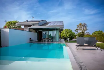 Image de The SpaceThe villa offers three elegant bedrooms and spacious bathrooms. The master bedroom features a double bed, ensuite bathroom with both shower and bathtub, a walk-in closet, and a television. The second bedroom has a double bed and shares a corrido