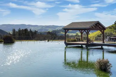 Image de Private pond & views of rolling green hills