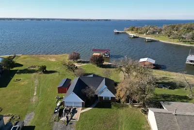 Image de Freshly Updated with large dock