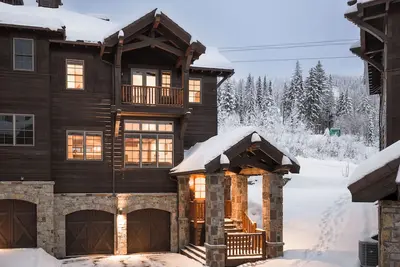 Image de Luxury ski in/ski out chalet w/ hot tub and heated garage