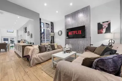 Image de 4 Bed Hale Home With Cinema Room by City SuperHost