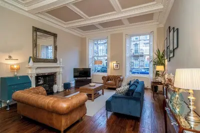 Image de Georgian Elegance with Patio Garden, West End - Pass the Keys