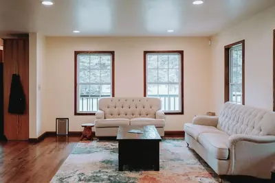 Image de Spacious modern cabin on 7. 5 secluded acres, hot tub, Wi-Fi, Air Hockey, Trails.