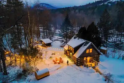 Image de Warner's Camp Riverfront Retreat: Cabins, Hot Tub, Saunas, Swimming Hole