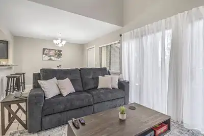 Image de Minutes to Oaks Mall - 3br, 2ba Townhouse