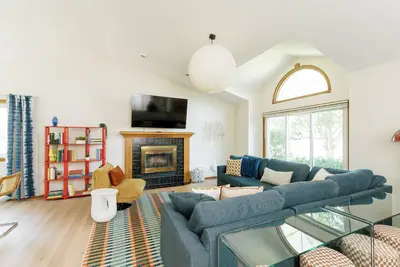 Image de Family Retreat for 14 - Hot tub, Sauna, Golf Simulator, Arcade