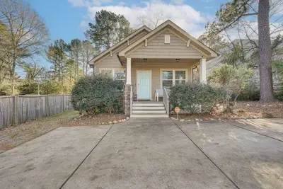 Image de 2 Mi to Downtown Durham: Family Home w/ Yard!