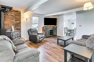 Image de Steps to Winery! Updated Farmhouse in Holt