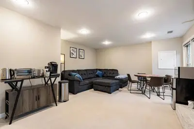 Image de Basement Apartment with Private Entrance in Oakton