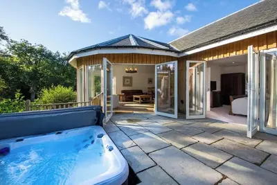 Image de Lovely river fronted lodge with hot tub