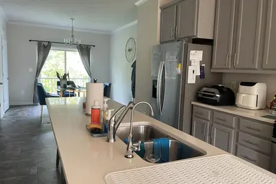 Image de Fully Furnished Luxury Home with Ensuite Bedrooms/Bathrooms