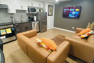 Image de Cozy 1br | High Ceilings Basement + Private Entrance - close to amenities