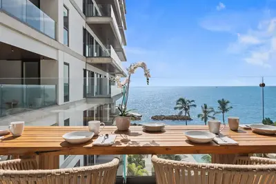 Image de Elegant Oceanfront Retreat at Arama Bay